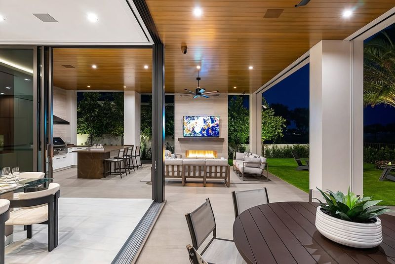 Furniture Styles That Define Florida's Laid-Back Look - Decor Hint Indoor-Outdoor Versatility