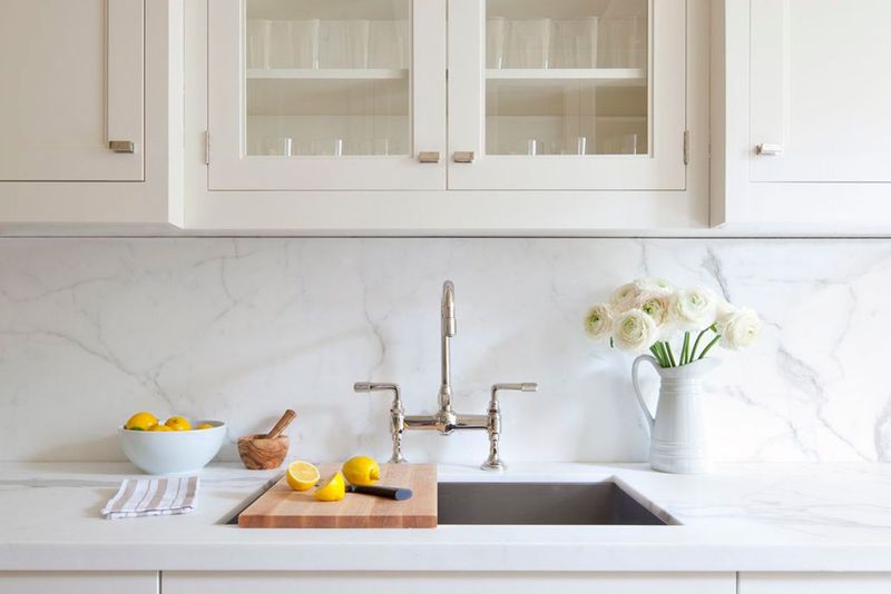 18 Examples Of The English Kitchen Style That's Replacing The Modern Farmhouse - Decor Hint Marble Backsplashes