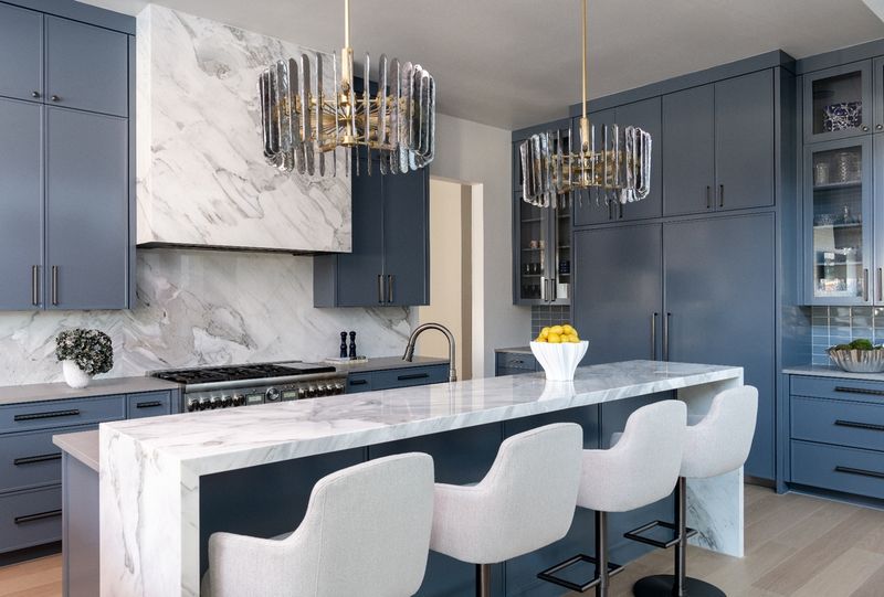 10 Items That Make Your Kitchen Look Cheap (Plus 10 That Do The Complete Opposite), According To Designers - Decor Hint Statement Lighting Fixtures