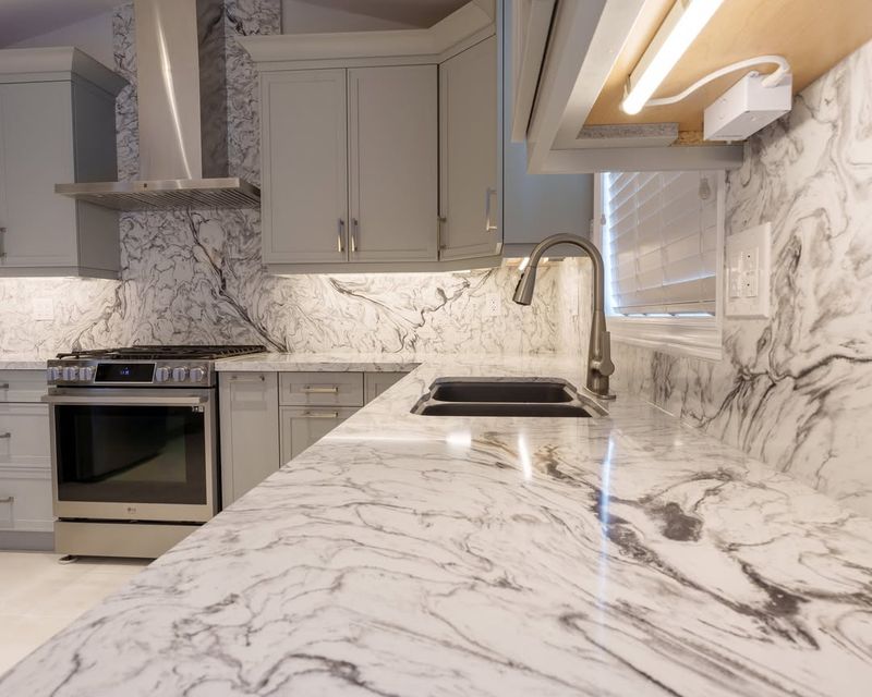 12 Kitchen Eyesores Designers Can't Stand (And 10 Features They Actually Love) - Decor Hint Solid Surface Backsplashes