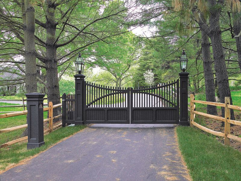 11 Country-Inspired Curb Appeal Ideas From Kentucky Homes - Decor Hint Hitching Post or Decorative Fence Post