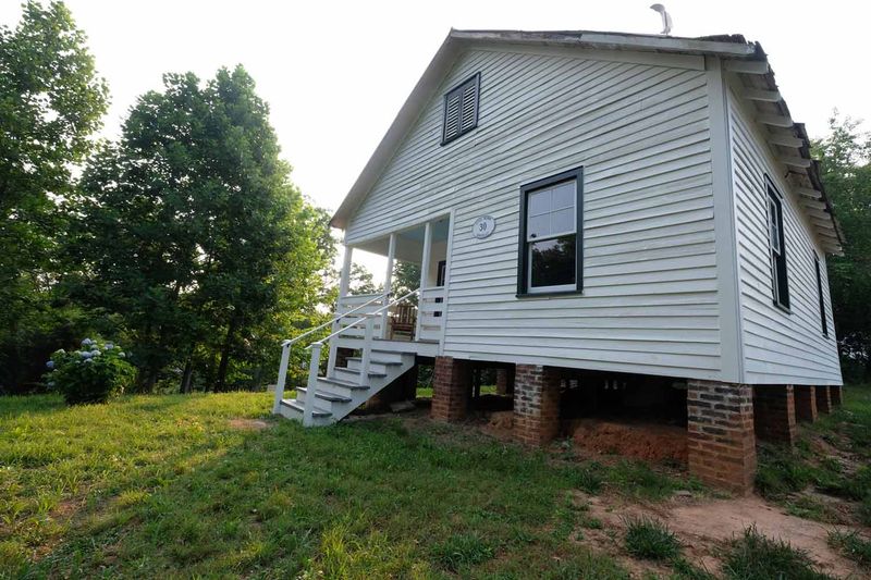 12 Mississippi Home Styles Set To Fade By 2030: What's Going Out Of Style In The Magnolia State - Decor Hint Early 2000s Vinyl-Clad Starter Homes Peeling Away