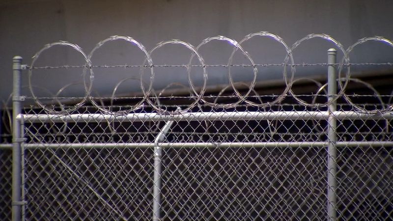 25 Home Features That Are Surprisingly Illegal In Some States - Decor Hint Barbed Wire Fencing