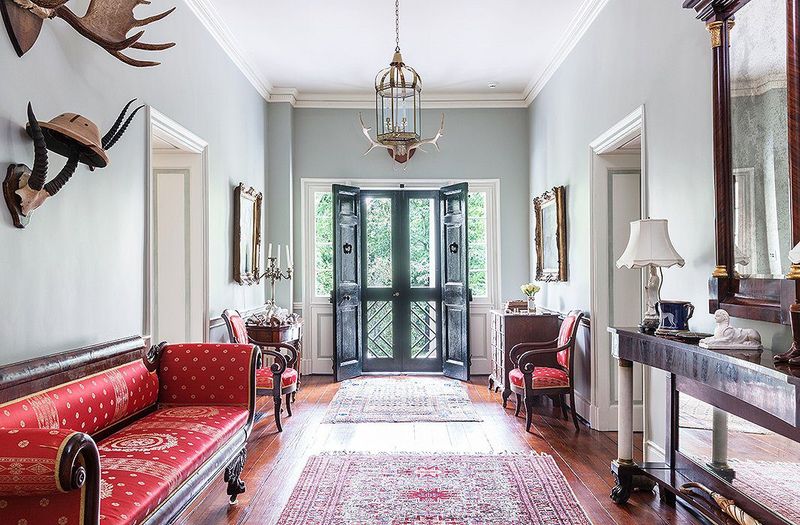 10 Sofa Colors Making Florida Living Rooms Look Dated And 10 That Refresh The Space - Decor Hint Burgundy Sofas Scream 1990s