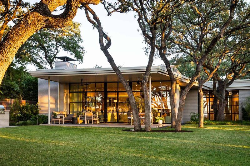 What Makes Texas Homes So Unique? 10 Signature Design Features - Decor Hint Mid-Century Modern Homes
