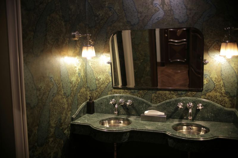 10+ Home Repairs To Consider Before Selling Your Los Angeles Property - Decor Hint Replace Outdated Light Fixtures