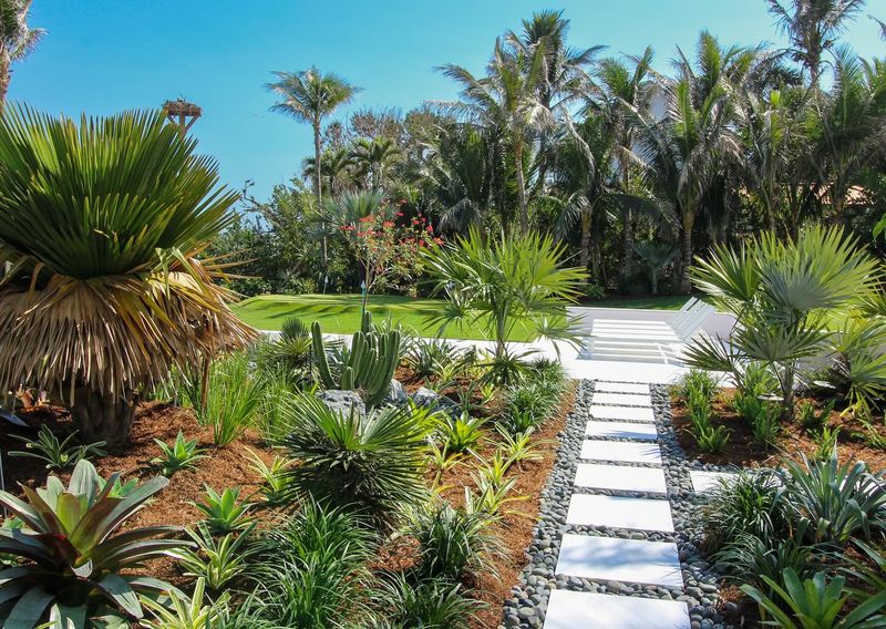 14 Tropical Garden Accents Seen Around Hawaii Villas - Decor Hint Driftwood Garden Art
