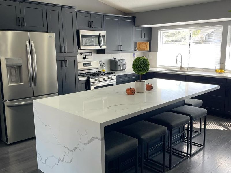 You'll Spot These 10 Kitchen Layouts In Every Stylish California Home - Decor Hint Kitchen Islands With Waterfall Edges