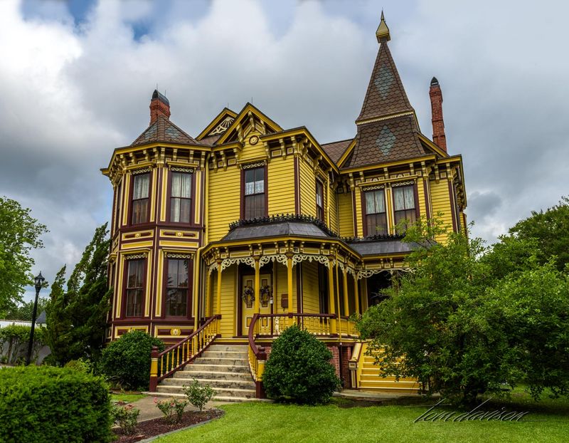 Inside 22 Historic Virginia Homes That Feel Frozen In Time - Decor Hint Smithfield Historic District: Colonial Port Town Treasures