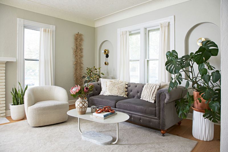 5 Things In San Bernardino Homes That Are Gaining Popularity Again + 3 That Never Lost Their Classic Charm - Decor Hint Crown Molding And Trim Details