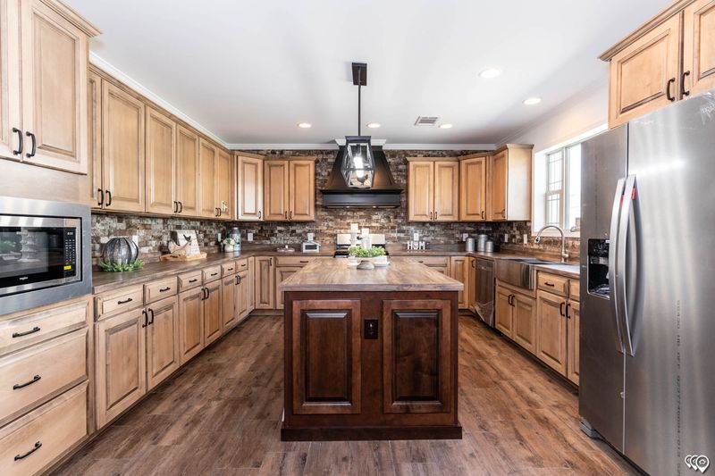 10 Details That Instantly Age North Carolina Kitchens (And 10 That Modernize) - Decor Hint Laminate Countertops With Wood Trim
