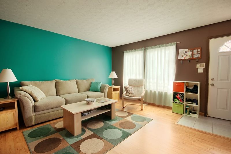 22 Home Offenses That Give Designers Instant Heartburn When They Walk Into Someone's Home - Decor Hint Bold Accent Walls In Overwhelming Colors