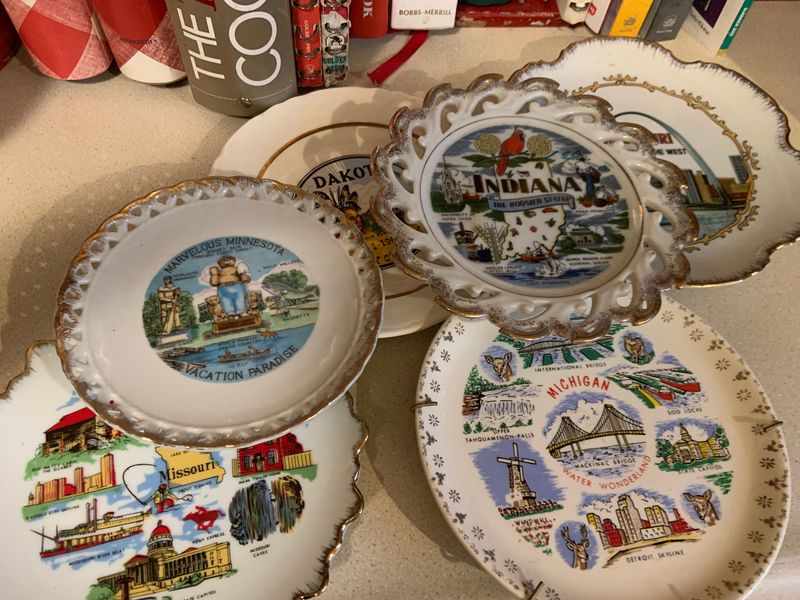 14 Classic Midwest Decorating Styles You Never See In Modern Homes - Decor Hint Collectible Plate Displays