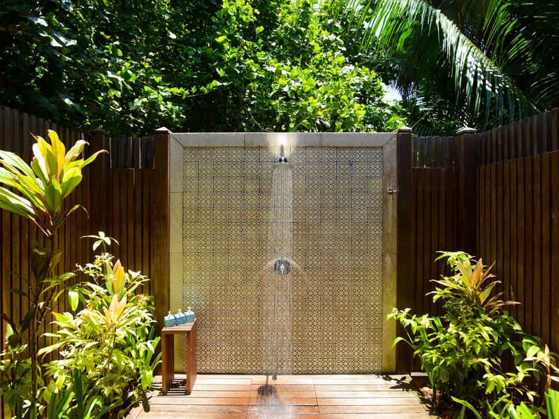 12 Effortlessly Cool Outdoor Spaces You'll Spot All Over California Neighborhoods - Decor Hint Outdoor Shower Sanctuaries