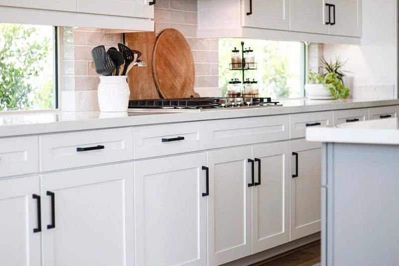 22 Traditional Kitchen Trends That Are Becoming More Popular In Modern Homes - Decor Hint Shaker Cabinetry