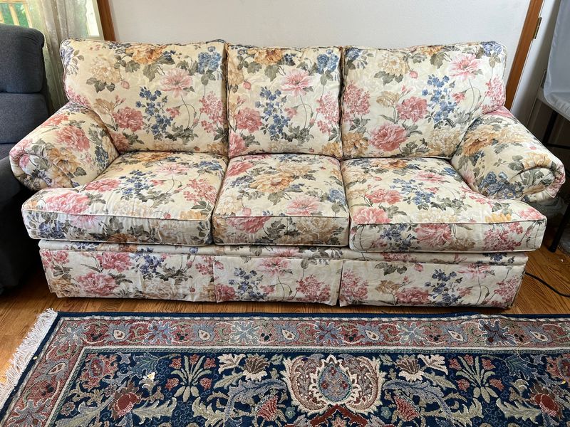 10 Sofa Colors Making Florida Living Rooms Look Dated And 10 That Refresh The Space - Decor Hint Matching Floral Patterns Look Grandmotherly