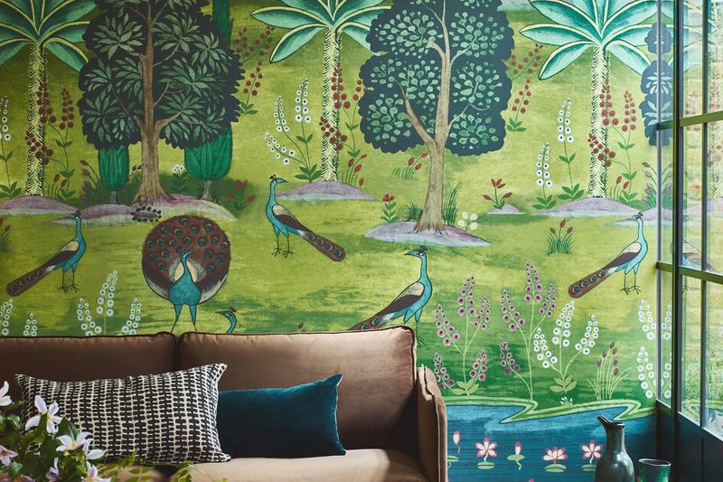 9 Vintage And Antique Decor Pieces You Should Avoid Having In Your Home And 9 To Own Instead - Decor Hint Avoid: Vintage Wallpaper
