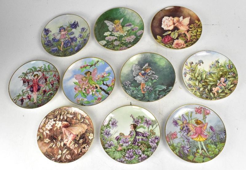 5 Collectibles That Are Now Worth A Fortune And 8 More Rapidly Losing Value - Decor Hint Mass-Produced Collector Plates