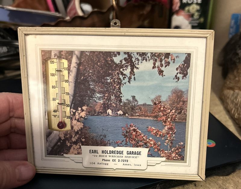 6 Antiques In Iowa Homes Could Gain Value And 6 Might Decline - Decor Hint Vintage Advertising Memorabilia