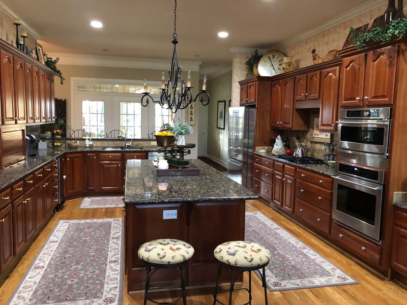 8 Kitchen Cabinet Looks Falling Out Of Style in Alabama And 5 Designers Still Love - Decor Hint Dark Cherry Cabinets