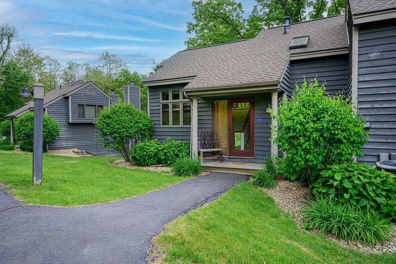 Galena's Real Estate Trends: 3 Types Of Homes Losing Value In 2025 (And 4 Rising Fast) - Decor Hint Smaller, Low-Maintenance Homes For Downsizers