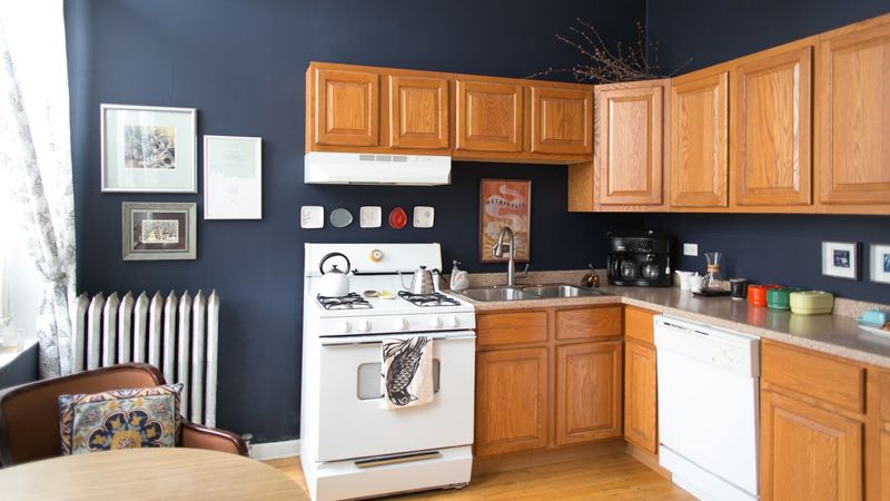 What Ohio Homebuyers Hate In Kitchens, 14 Design Flaws To Avoid - Decor Hint Outdated Oak Cabinets