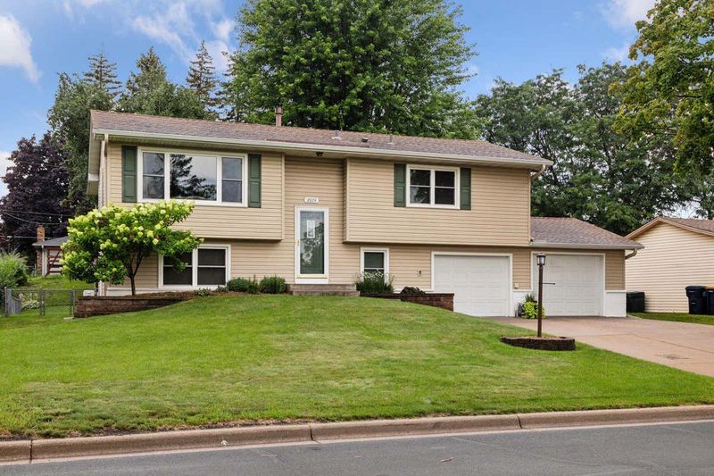 11 Exterior Design Trends That Are Ruining Curb Appeal In Saint Paul - Decor Hint Oversized Garage Dominance