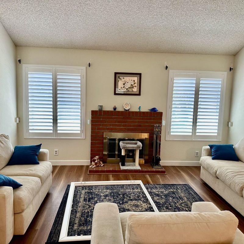 In Stockton Homes 12 Kitchen Looks Are Losing Favor 10 Stylish Ones Remain - Decor Hint Heavy Floral Window Treatments Wilting Away