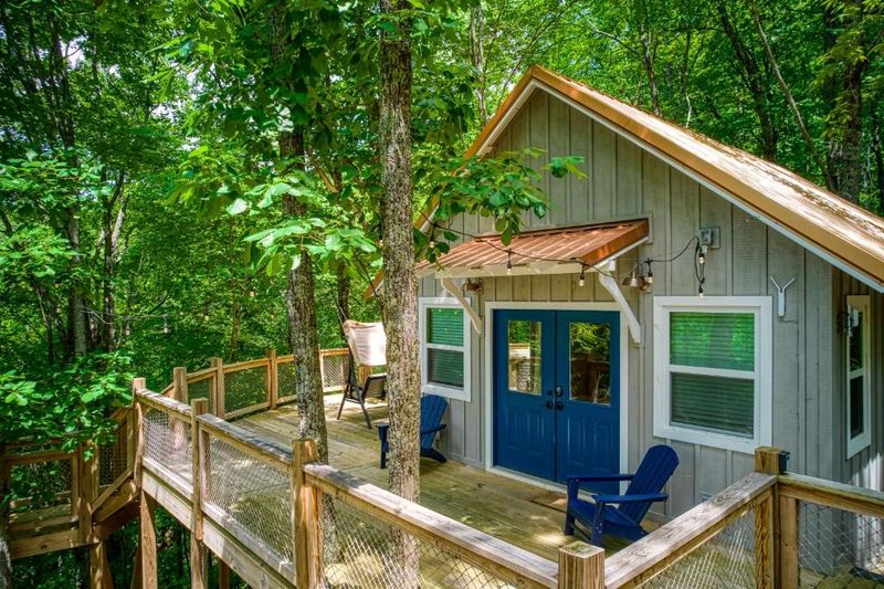 7 Amazing Treehouses You Can Actually Live In - Decor Hint Sevierville, Tennessee – Forested Treehouse Homes Cluster