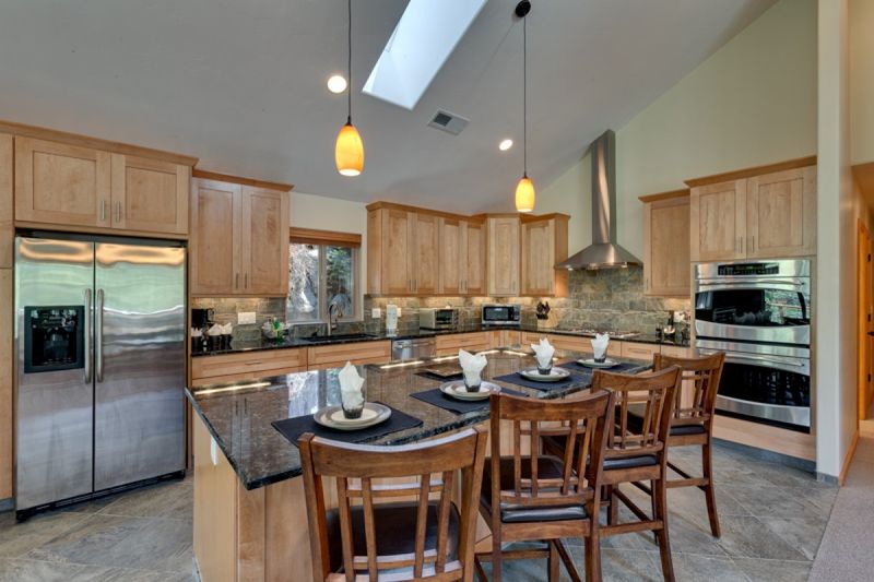 15 Kitchen Dealbreakers Nevada Homebuyers Can't Stand, According To Designers - Decor Hint Poor Layout Or Traffic Flow