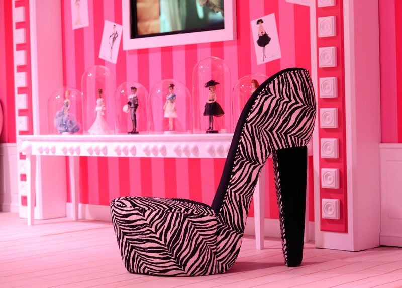 20 Couch Styles That Are So Cringe, According to Designers - Decor Hint Novelty Shaped Sofas