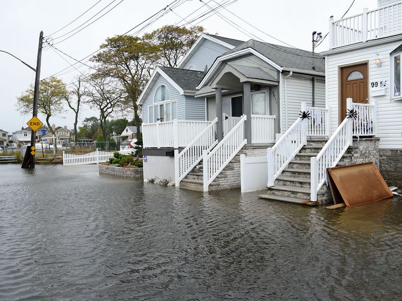 6 Types Of New York Homes Predicted To Drop In Value By Late 2025 (And 6 That Will Surge) - Decor Hint High-End Waterfront Properties In Flood Zones