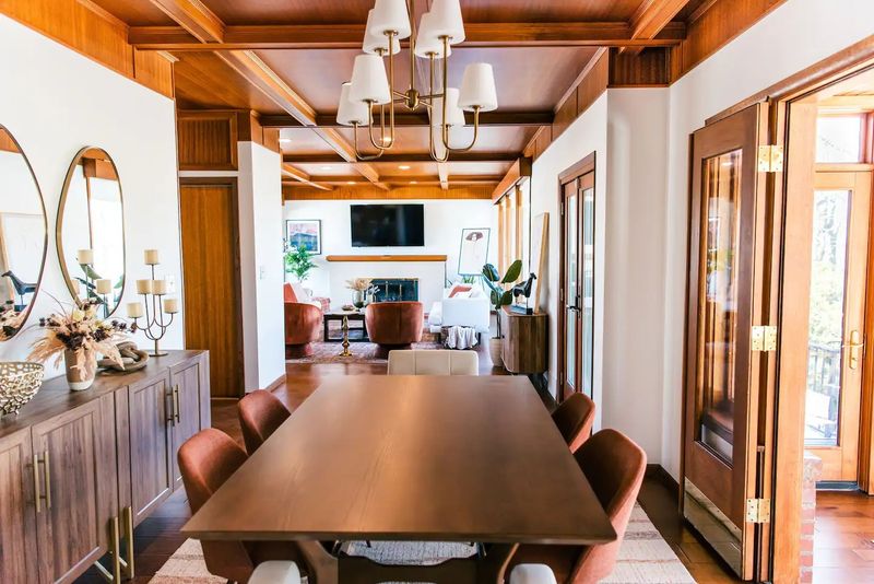 11 Home Style Details That Scream 'Illinois' - Decor Hint Classic Craftsman-Style Woodwork And Paneling