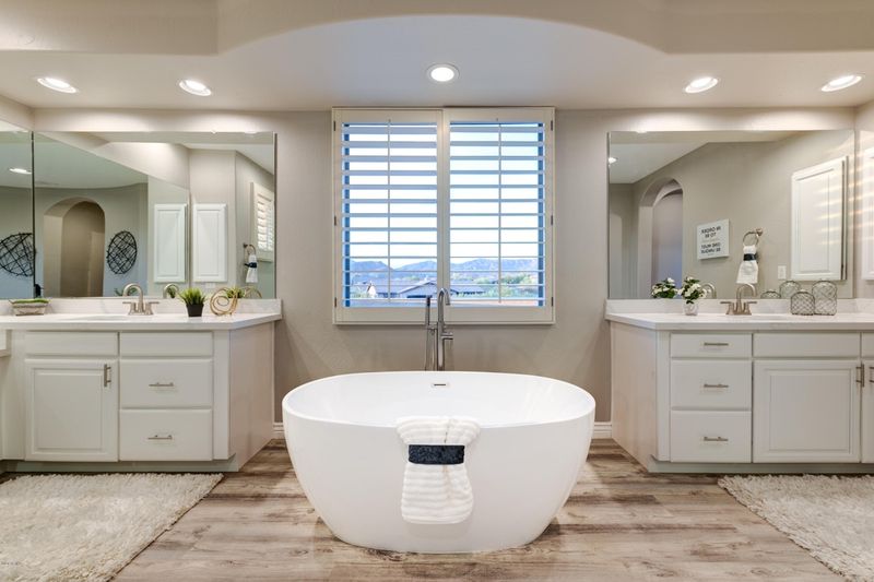 10 Home Features Port Saint Lucie Buyers Are Steering Clear Of (And 5 They've Totally Ditched Already) - Decor Hint Whirlpool Tubs
