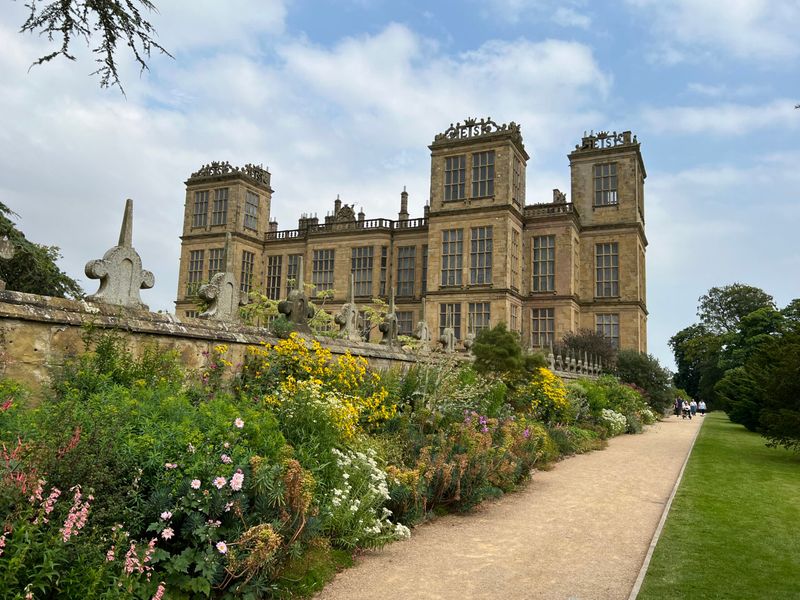 20 English Aristocrat Homes That Are Fit For A Fairytale - Decor Hint Hardwick Hall: More Glass Than Wall