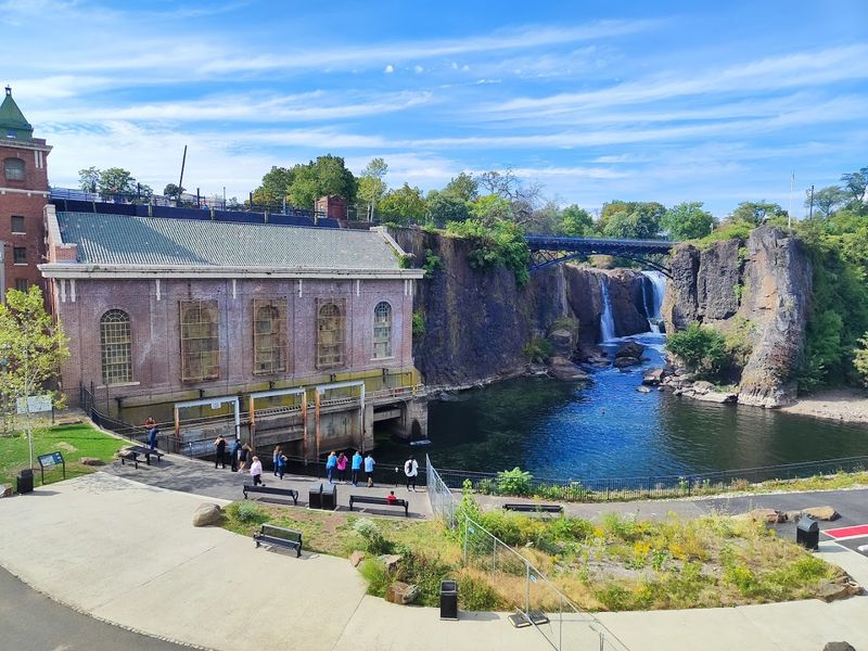 What Makes This Urban Oasis Feel Wild and Historic at the Same Time