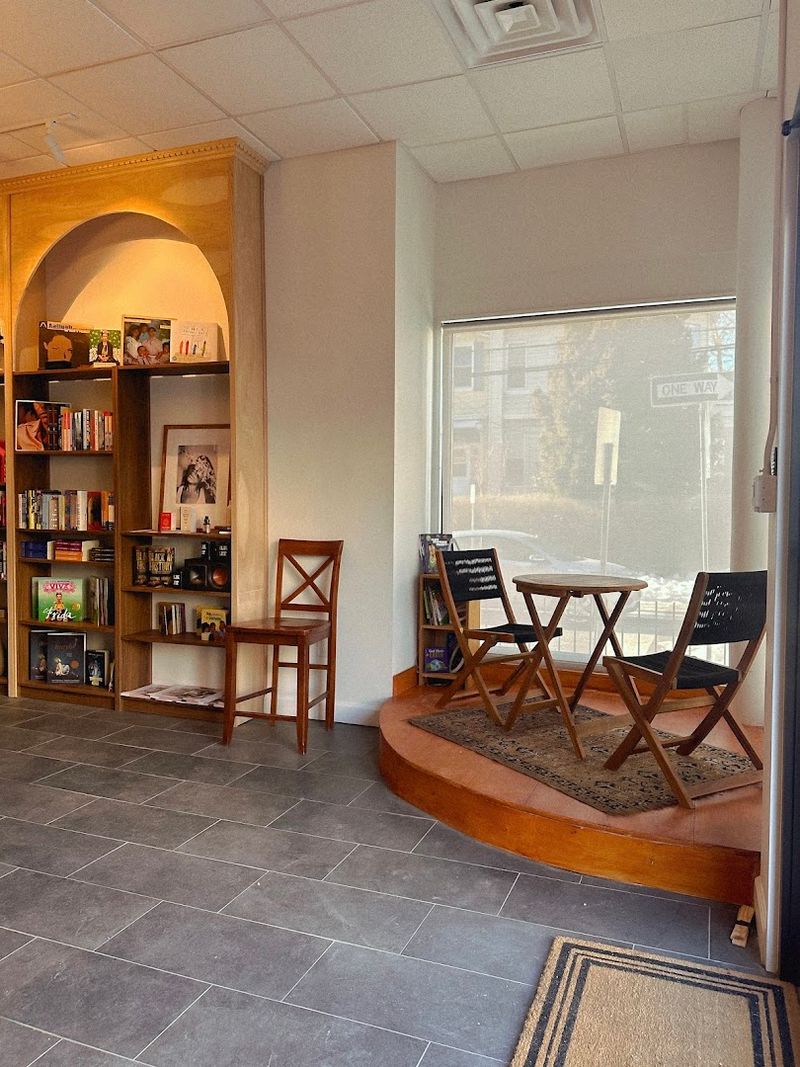 &Agrave;b&aacute;kẹ́ Books + Cafe, Jersey City