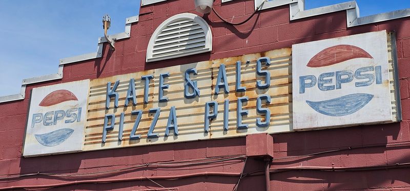 What makes a farmers market pizza stop feel like a Jersey institution
