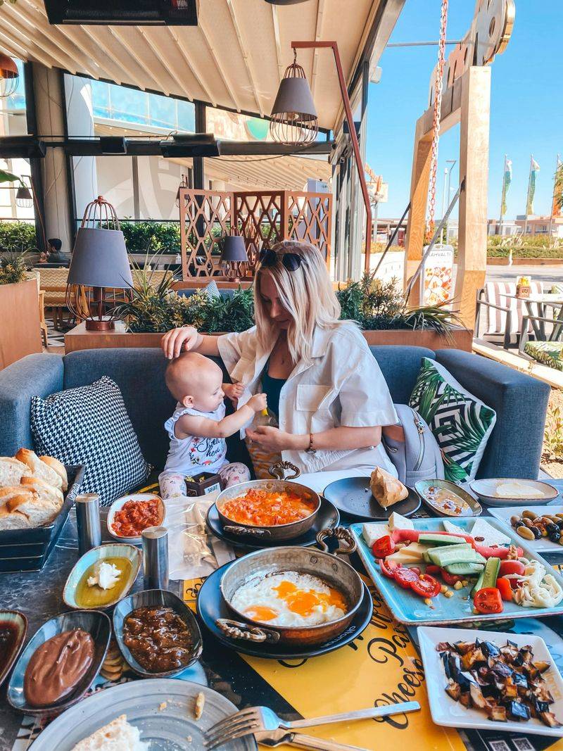 Restaurant Strategy: Big Lunch, Light Dinner