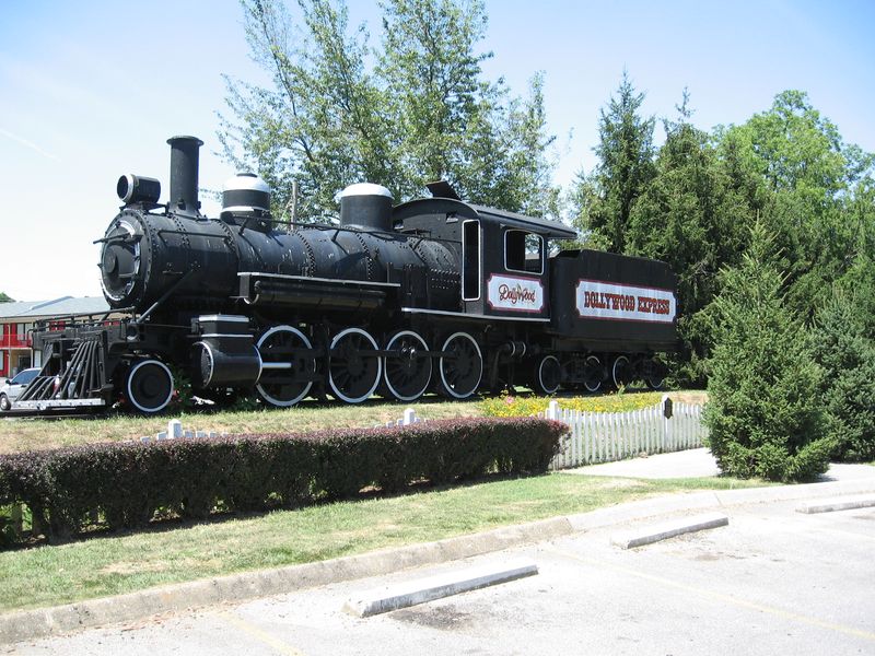 Country Charm and Thrills at Dollywood
