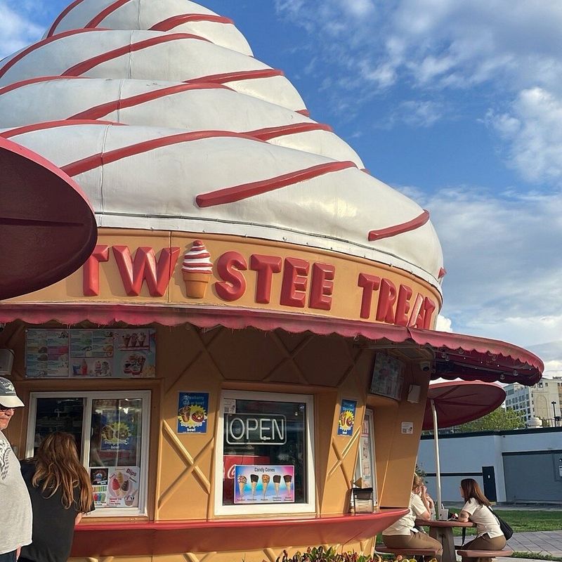 Road-Trip Strategy: Beating Crowds and Maximizing Fun