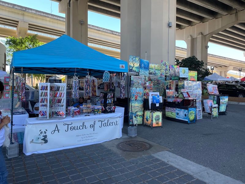 Easy Access to Riverside Arts Market and Local Flavor