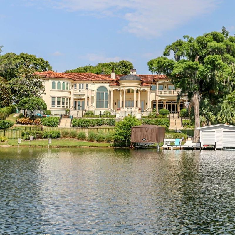 Stunning Lakefront Homes and Architecture