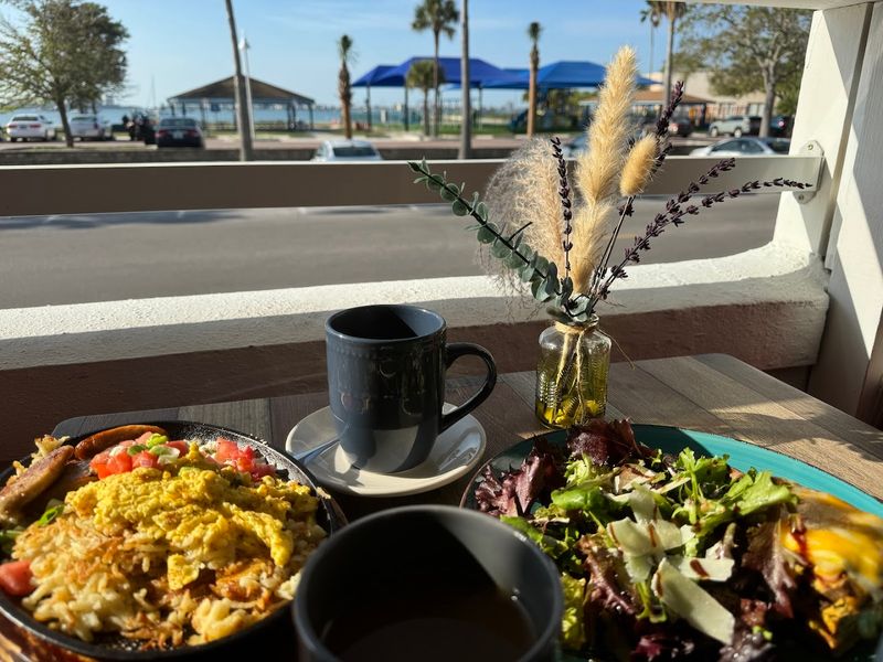 The Breeze Waterfront Cafe (Gulfport)