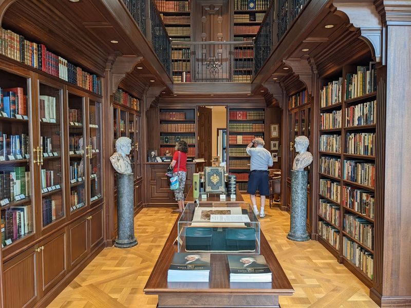 Raptis Rare Books (Palm Beach)