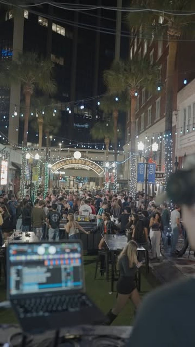 Operating Hours Accommodate Both Early Birds and Night Owls