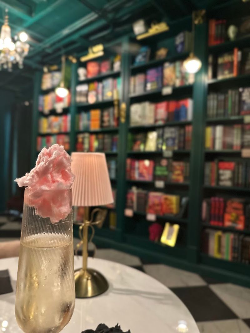 This Dreamy Florida Hideaway Is for Book Girls Who Believe Wine and Girl Dinner Count as Plans
