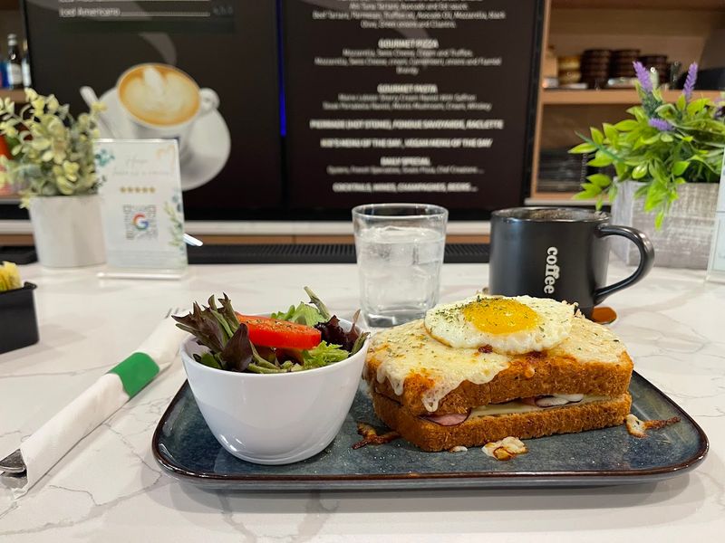 Lunch Plates That Feel Like a Parisian Afternoon