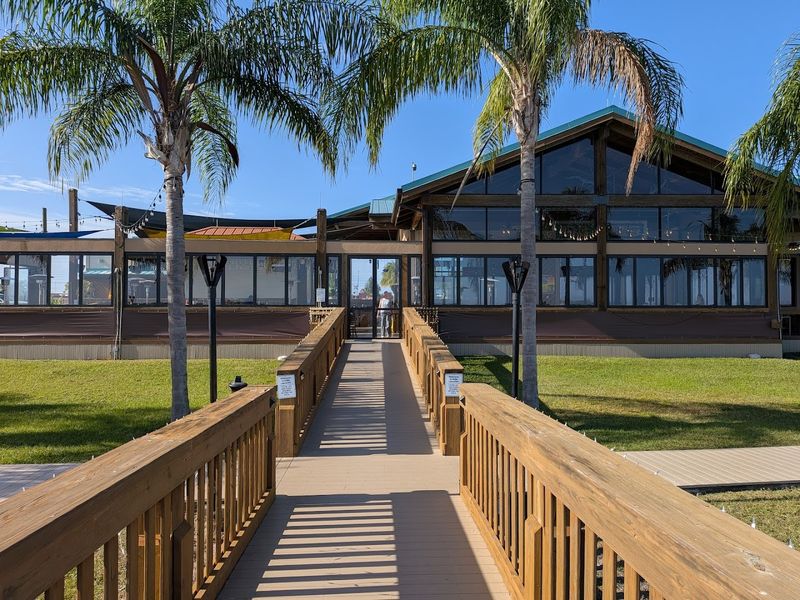 Grills Lakeside Seafood Deck & Tiki Bar (Orlando)