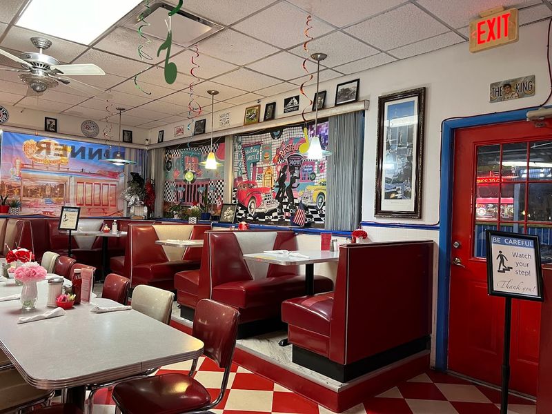 Americana 50's Diner (Holiday)